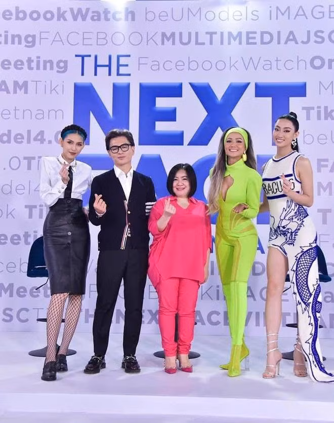 br/> The Next Face Vietnam 2021 thu hút với màn tranh giành thí sinh đầy kịch tính khi mỗi vị mentor quyền lực đều có những chiến thuật riêng để “chiêu mộ” nhân tài về đội của mình. Bên cạnh những màn tranh luận nảy lửa, khán giả cũng vô cùng quan tâm tới nhan sắc và trang phục mà mỗi mentor lựa chọn khi xuất hiện trước thí sinh. Đáng chú ý, trong một tập mới đây của chương trình thực tế này, Lương Thùy Linh khiến nhiều netizen hoảng hốt với gương mặt nhợt nhạt, kém sắc. Lần đầu ngồi ngồi ghế HLV, mỹ nhân Cao Bằng không những gây tranh cãi vì phát ngôn "Spotlight chỉ dành cho first face và vedette", mà còn mất điểm trầm trọng vì lỗi makeup.