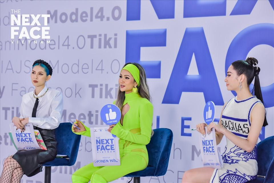 Lương Thùy Linh diện mẫu váy len được xẻ tà cao khoe trọn body cuốn hút. Đi cùng với outfit, người đẹp chọn kiểu tóc đuôi ngựa buộc cao lạ mắt.