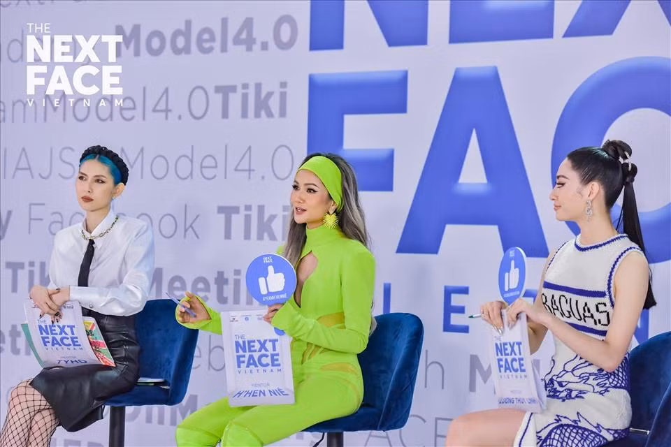 Lương Thùy Linh diện mẫu váy len được xẻ tà cao khoe trọn body cuốn hút. Đi cùng với outfit, người đẹp chọn kiểu tóc đuôi ngựa buộc cao lạ mắt.