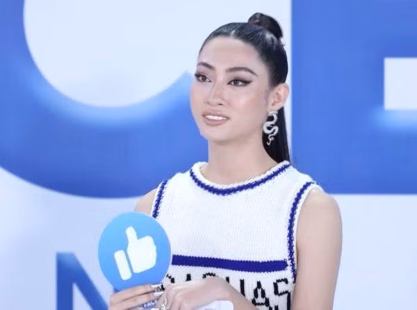 Tổng thể trang phục đều hoàn hảo, song cô nàng lại gây thất vọng với layout makeup tông nude, tạo điểm nhấn ở phần mắt khói tô sắc bén. Phong cách trang điểm này không chỉ khiến người đẹp giảm phần nào hình tượng nàng hậu ngọt ngào, kiều diễm trước kia mà còn khiến cô già hơn rất nhiều so với tuổi thật.