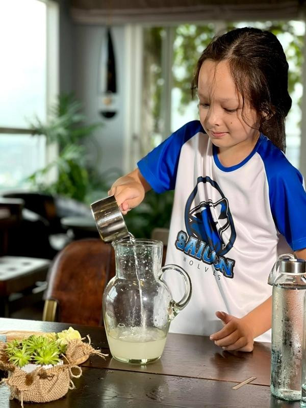 Ngày thường bé Tôm thường cột tóc gọn gàng.