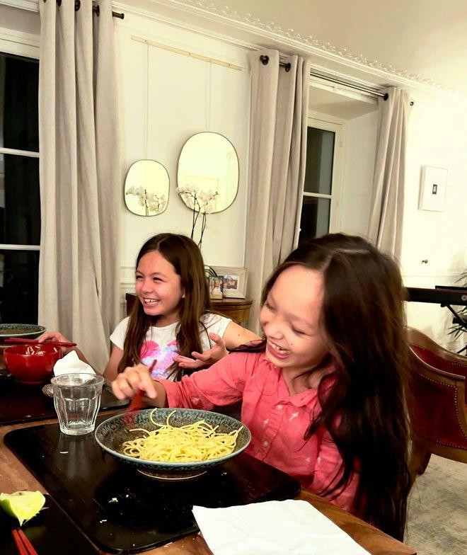 Đáng chú ý, con trai Hồng Nhung một lần nữa gây ấn tượng khi xuất hiện trong khung hình với mái tóc óng ả, dài đến ngang lưng hệt em gái song sinh bên cạnh. Được biết, đây là sở thích đặc biệt của cậu bé. Hồng Nhung từng lên tiếng giải thích về việc để con trai nuôi tóc dài như con gái rằng đây là tôn trọng sở thích cá nhân của con mà không hề bắt ép con phải cắt ngắn. Bé Tôm khi sinh ra đã mong muốn để tóc dài.