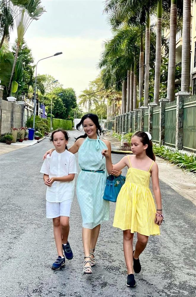 Sau 3 năm ly hôn, giọng ca "Nhớ về Hà Nội" tiếp tục bước vào một mối quan hệ mới với bạn trai người Đức. Cuộc sống của Hồng Nhung hiện tại khá hạnh phúc cùng hai con và bạn trai.