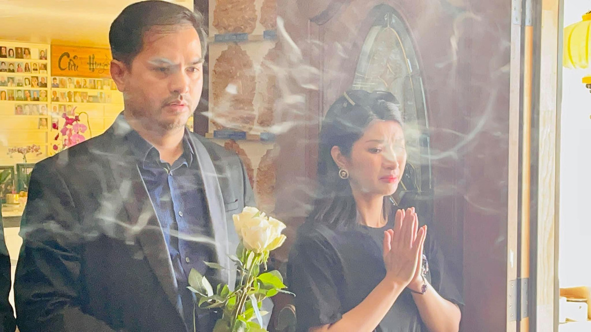 Sáng 6/10 (giờ Việt Nam), diễn viên Đức Tiến chia sẻ hình ảnh cùng ca sĩ Nguyễn Hồng Nhung, đạo diễn Huỳnh Tuấn Anh đến viếng Phi Nhung ở Mỹ. Thông báo Phi Nhung bị bệnh và qua đời vì COVID ở Việt Nam khiến nhiều nghệ sĩ ở hải ngoại và con gái Phi Nhung đau buồn và thương tiếc vì không thể kề cận nữ ca sĩ trong những ngày cuối đời. Diễn viên Đức Tiến và ca sĩ Nguyễn Hồng Nhung tới thắm hương cho Phi Nhung tại Mỹ.