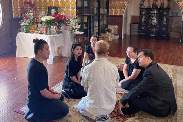 Tặng Nhung một nén hương thơm. Một nhành hoa trắng. Một tình yêu thương. Em đi rồi em lại về. Nơi đây bao người đợi chờ trong em", Đức Tiến tiễn biệt ca sĩ Phi Nhung.