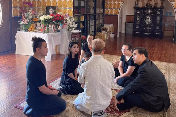 Tặng Nhung một nén hương thơm. Một nhành hoa trắng. Một tình yêu thương. Em đi rồi em lại về. Nơi đây bao người đợi chờ trong em", Đức Tiến tiễn biệt ca sĩ Phi Nhung.