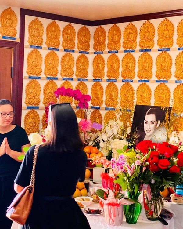  Trước đó, tối 28/9, lễ cầu siêu cho ca sĩ Phi Nhung đã diễn ra tại chùa Giác Ngộ. Sáng 30/9, các con nuôi và người thân trong gia đình cầu siêu cho Phi Nhung tại nhà. Nhiều nghệ sĩ cũng đã đến thắp hương và gửi hoa tiễn biệt nữ ca sĩ.