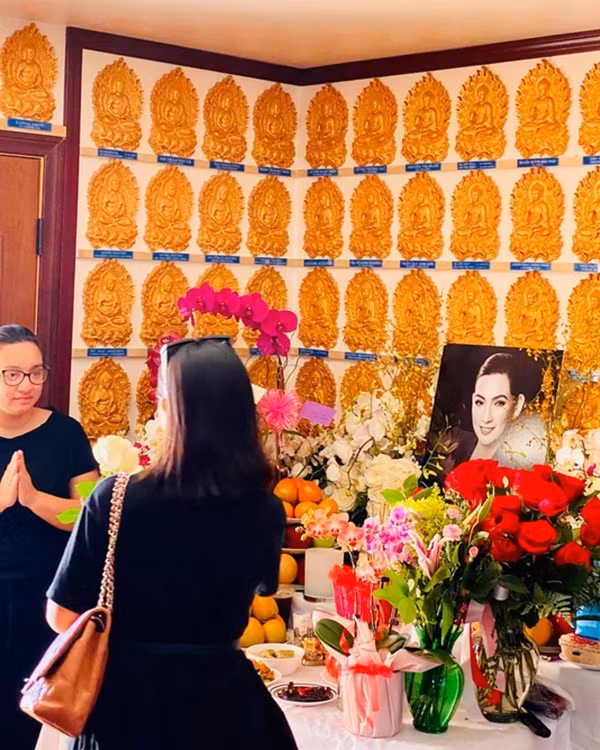  Trước đó, tối 28/9, lễ cầu siêu cho ca sĩ Phi Nhung đã diễn ra tại chùa Giác Ngộ. Sáng 30/9, các con nuôi và người thân trong gia đình cầu siêu cho Phi Nhung tại nhà. Nhiều nghệ sĩ cũng đã đến thắp hương và gửi hoa tiễn biệt nữ ca sĩ.