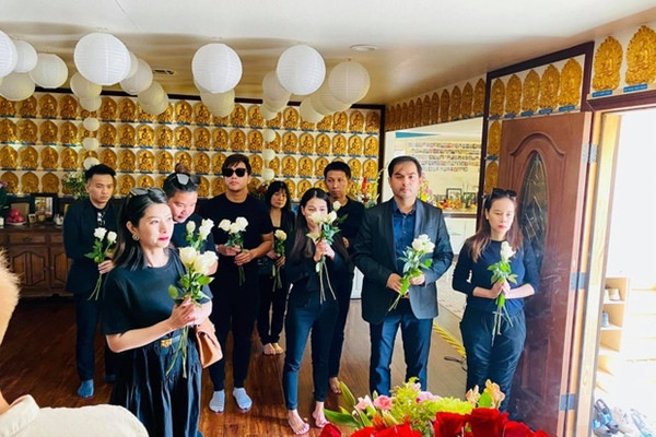 Những ngày qua, các nghệ sĩ đã dành thời gian đến viếng và chia buồn cùng con gái Wendy trong lễ cúng tại chùa ở Mỹ. Sáng 4/10 (giờ Việt Nam), Thanh Thảo, Trizzie Phương Trinh, Bằng Kiều cùng các con là những bạn bè thân thiết đầu tiên tới lễ cúng thất của nữ ca sĩ. Trizzie Phương Trinh nhận khăn tang từ dì Út (dì ruột của Phi Nhung). Trong lễ cúng, con gái Phi Nhung và người thân cùng các thầy đọc kinh cầu siêu để linh hồn nữ ca sĩ siêu thoát.