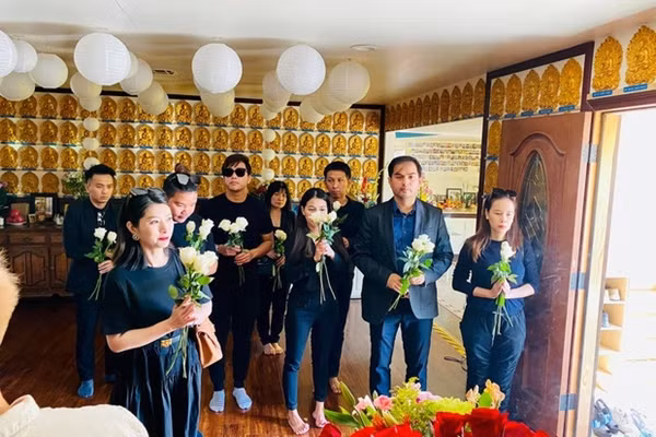 Những ngày qua, các nghệ sĩ đã dành thời gian đến viếng và chia buồn cùng con gái Wendy trong lễ cúng tại chùa ở Mỹ. Sáng 4/10 (giờ Việt Nam), Thanh Thảo, Trizzie Phương Trinh, Bằng Kiều cùng các con là những bạn bè thân thiết đầu tiên tới lễ cúng thất của nữ ca sĩ. Trizzie Phương Trinh nhận khăn tang từ dì Út (dì ruột của Phi Nhung). Trong lễ cúng, con gái Phi Nhung và người thân cùng các thầy đọc kinh cầu siêu để linh hồn nữ ca sĩ siêu thoát.