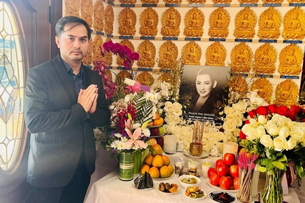 "Cả nhóm bay show về từ Houston, hôm nay tỉnh táo và khỏe lại tranh thủ đến thăm Phi Nhung. Sau khi đưa bé Mèo đi học, mình tranh thủ nhắn tin nhắc mọi người cùng đến. Hôm nay mình và mọi người cũng đã kịp đến thắp nhang và tặng hoa cho em. Tất cả mọi người bên đây yêu mến và đang chờ em về nhé Phi Nhung ơi.