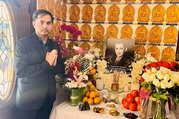 "Cả nhóm bay show về từ Houston, hôm nay tỉnh táo và khỏe lại tranh thủ đến thăm Phi Nhung. Sau khi đưa bé Mèo đi học, mình tranh thủ nhắn tin nhắc mọi người cùng đến. Hôm nay mình và mọi người cũng đã kịp đến thắp nhang và tặng hoa cho em. Tất cả mọi người bên đây yêu mến và đang chờ em về nhé Phi Nhung ơi.