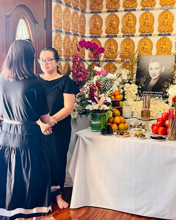 Sau hơn 1 tuần mẹ mất, con gái Phi Nhung - Wendy Phạm - vẫn không giấu được nỗi buồn mất mẹ. Gương mặt của cô gái trẻ vẫn còn khá xanh xao, mắt sưng vì khóc nhiều. Các đồng nghiệp khi đến viếng đều cố gắng thăm hỏi, trò chuyện và động viên Wendy Phạm vượt qua nỗi đau mất mẹ.