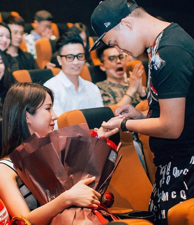 br/> Những ngày qua ồn ào Diệp Lâm Anh ly hôn chồng trở thành tâm điểm bàn tán xôn xao. Nguyên nhân là do trên mạng xã hội xuất hiện đoạn clip ông xã Diệp Lâm Anh thân mật cùng một cô gái tại nhà riêng. Nữ chính trong clip được dân tình đồn đoán chính là diễn viên Quỳnh Thư - bạn thân Ngọc Trinh. Phía thiếu gia Đức Phạm cũng đã chính thức lên tiếng xác nhận anh và Diệp Lâm Anh đã ly thân từ tháng 1/2021 và đang làm thủ tục ly hôn.