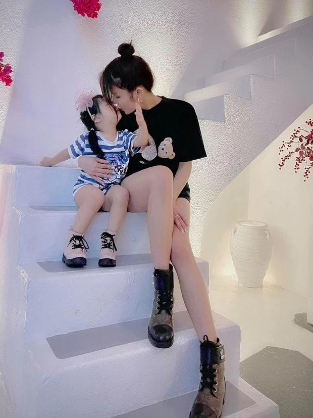 Hầu hết các bức ảnh đời thường đều xuất hiện chiếc nhẫn cô được đại gia Đức Phạm cầu hôn vào 3 năm trước. Tuy nhiên, đến tháng 3/2021, Diệp Lâm Anh chuyển nhẫn từ ngón áp út sang ngón trỏ và thỉnh thoảng sẽ không đeo. Đến đầu tháng 4/2021, vợ đại gia Đức Phạm đã tháo bỏ nhẫn cưới hoàn toàn nhưng ít người nhận ra.