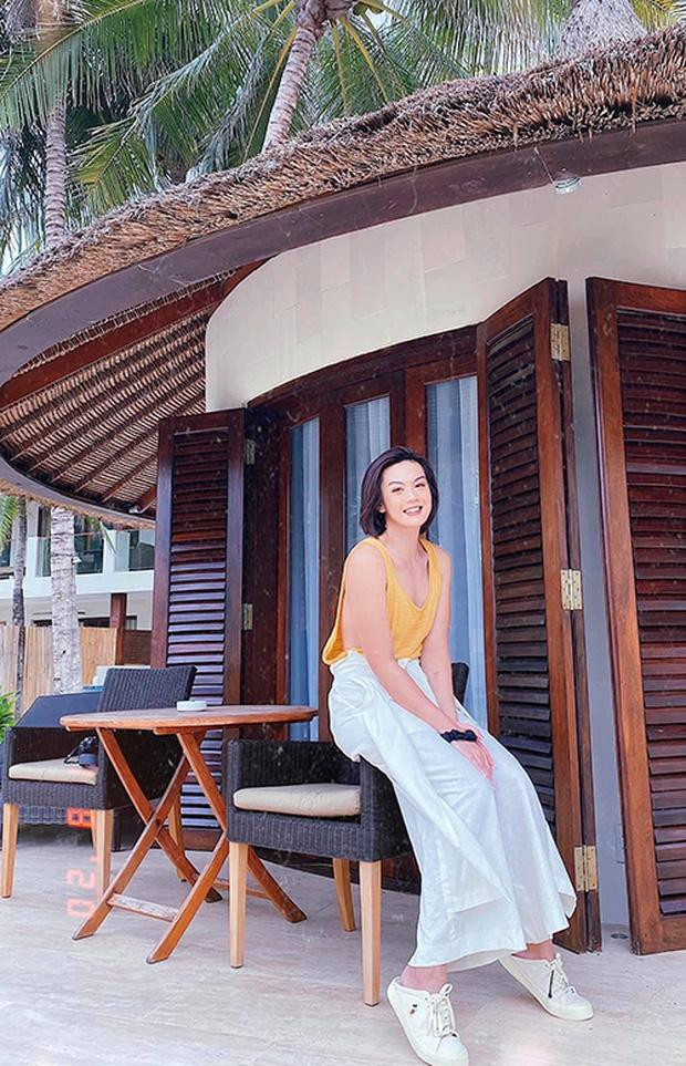 Hay khi đi biển, giọng ca "Đơn Phương" mặc quần giả váy để tiện vận động.