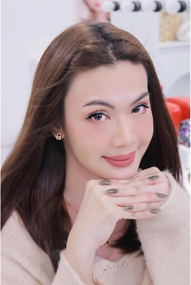 Chẳng cần phẫu thuật thẩm mỹ hay tiêm bất cứ thuốc nội tiết nào vào cơ thể, vẻ đẹp của ca sĩ sinh năm 1993 được khẳng định là "sản xuất tại nhà máy ba má, phụ tùng đi kèm là khả năng chửi sảng 24/24" mà thôi.