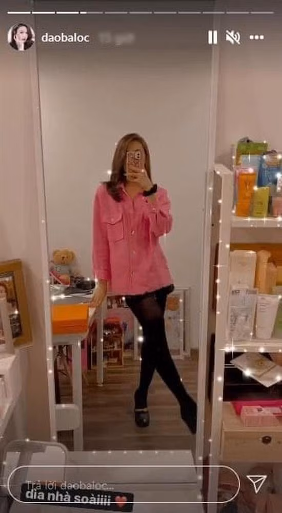 Ca sĩ Đào Bá Lộc chọn mini juyp để đi làm...