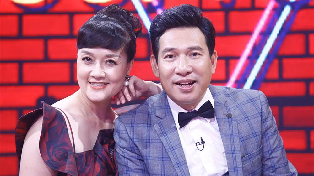 Song điều gây bất ngờ nhất lại chính là vẻ ngoài vô cùng trẻ trung, bảnh tỏn với trang phục suit lịch lãm, đặc biệt là kiểu tóc vuốt cao khác xa bình thường.