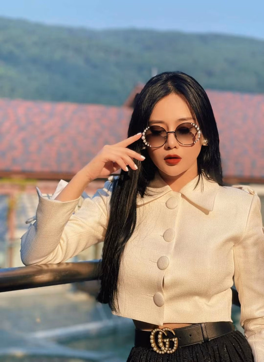 Diễn viên Phương Oanh lên đồ cá tính.