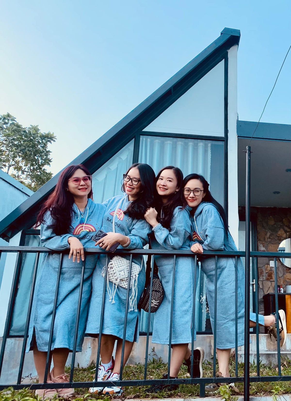 Sao việt hôm nay 28/11: Luôn ăn vận nghiêm chỉnh trên sóng truyền hình nhưng ở ngoài đời, BTV Hoài Anh ăn mặc vô cùng trẻ trung, thậm chí còn có một chút nhí nhảnh. Mới đây, trên trang cá nhân của mình, BTV Hoài Anh đăng loạt ảnh đi chơi cùng bạn bè với dòng trạng thái vô cùng dễ thương: "Xê un mùa này lạnh nhỉ. Sao toàn chị em mà không thấy ù pà nào".