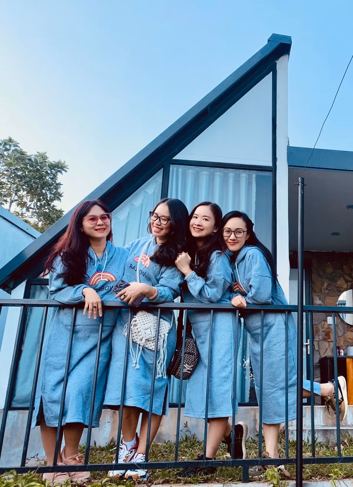 Sao việt hôm nay 28/11: Luôn ăn vận nghiêm chỉnh trên sóng truyền hình nhưng ở ngoài đời, BTV Hoài Anh ăn mặc vô cùng trẻ trung, thậm chí còn có một chút nhí nhảnh. Mới đây, trên trang cá nhân của mình, BTV Hoài Anh đăng loạt ảnh đi chơi cùng bạn bè với dòng trạng thái vô cùng dễ thương: "Xê un mùa này lạnh nhỉ. Sao toàn chị em mà không thấy ù pà nào".