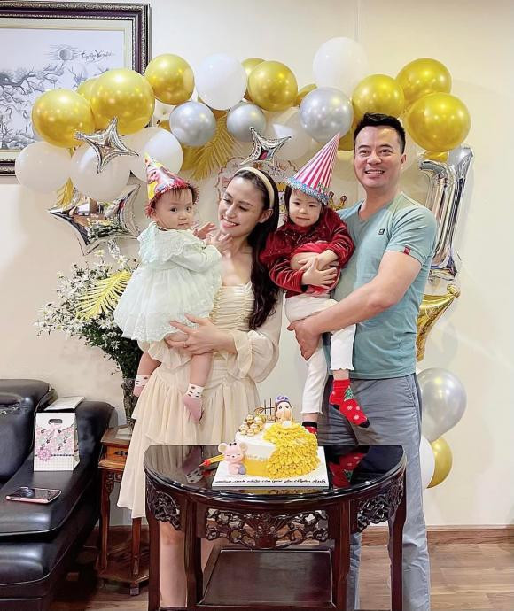 Diễn viên "Đi qua mùa hạ" Phan Anh mừng sinh nhật con gái: "Con sẽ là mùa xuân của mẹ/Con sẽ là màu nắng của cha/Kỷ niệm Kem tròn 1 tuổi/Yêu thương con thật nhiều".