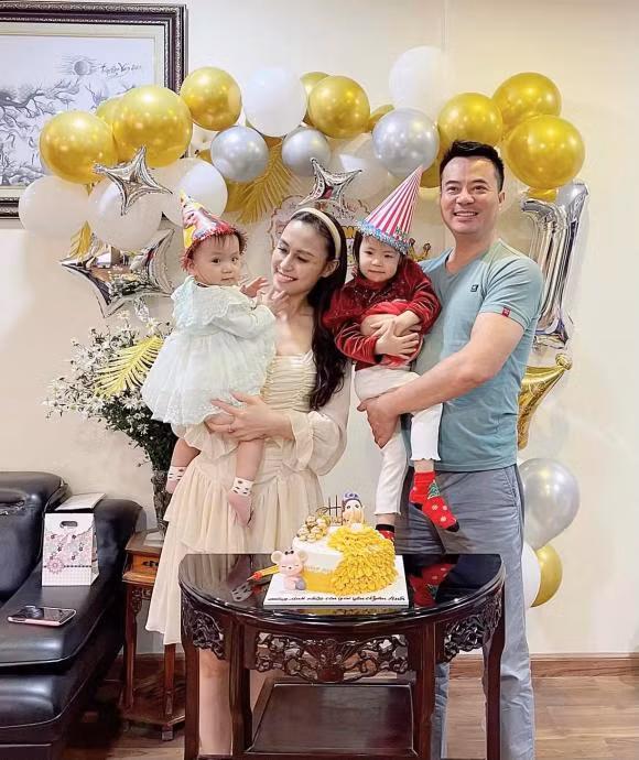 Diễn viên "Đi qua mùa hạ" Phan Anh mừng sinh nhật con gái: "Con sẽ là mùa xuân của mẹ/Con sẽ là màu nắng của cha/Kỷ niệm Kem tròn 1 tuổi/Yêu thương con thật nhiều".