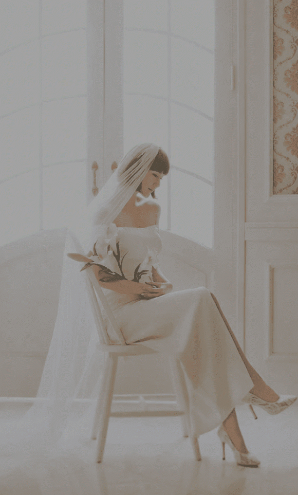 Mới đây, dân mạng truyền tay nhau loạt ảnh Hải Tú mặc váy cưới. Nhiều người đặt nghi vấn "gà cưng" của Sơn Tùng lên xe hoa nhưng hoá ra đây là một bộ ảnh đi chụp mẫu áo cưới của Hải Tú cho một studio.