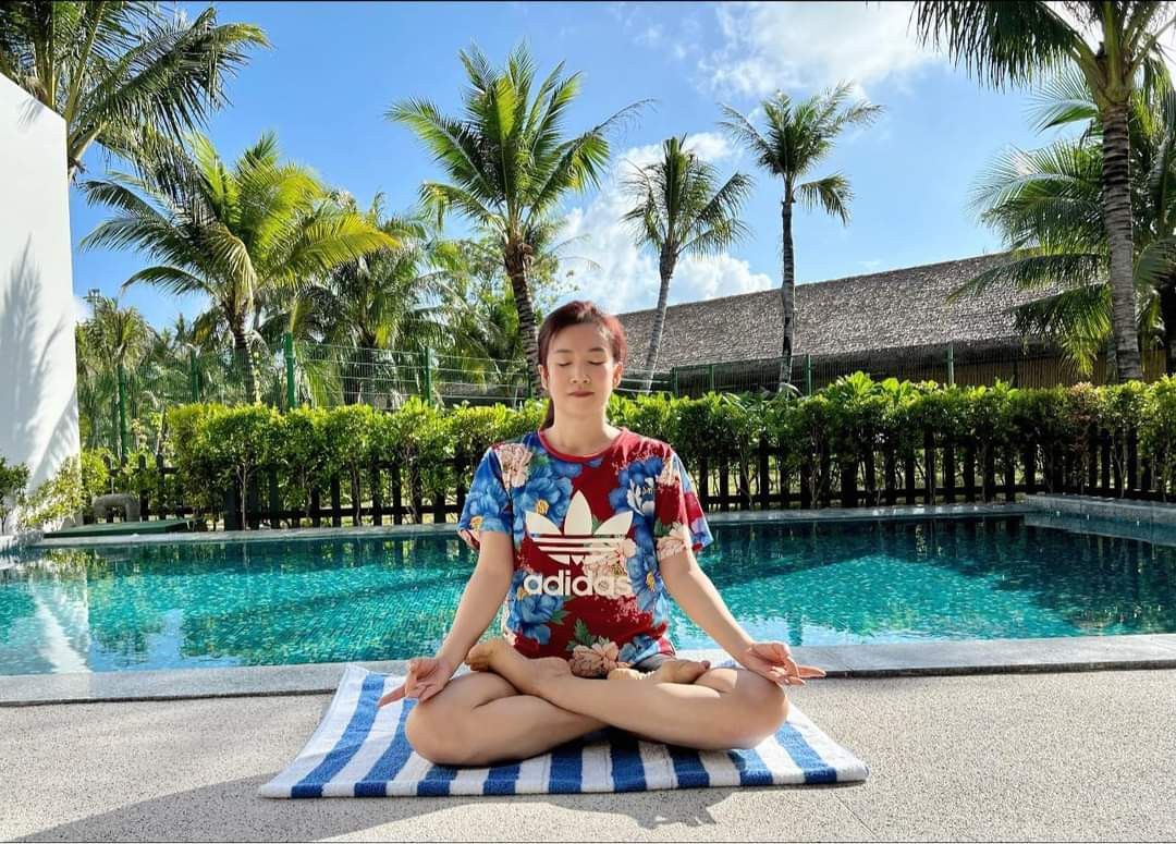 Vợ MC Bình Minh thảnh thơi ngồi thiền.