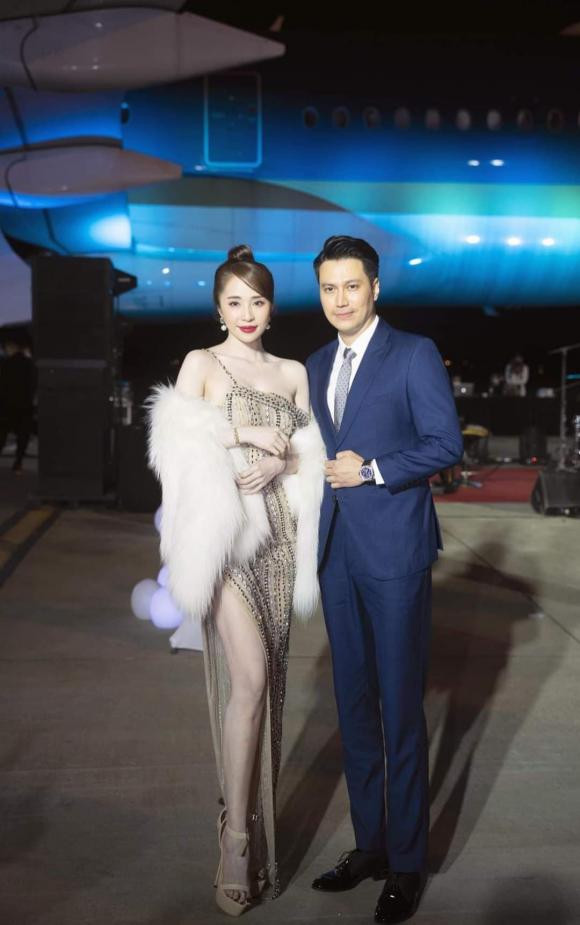 Mới đây, trên trang Facebook cá nhân, cả Quỳnh Nga và Việt Anh đã đồng loạt đăng tải những hình ảnh xuất hiện cùng nhau trong một sự kiện vừa qua. Có thể thấy, Việt Anh diện vest lịch lãm, khoe trọn vẻ ngoài bảnh bao và điển trai chuẩn quý ông. Về phía "cá sấu chúa", cô nàng lại ưa chuộng trang phục gợi cảm để khoe body xịn xò nhưng vẫn phải đảm bảo yếu tố sang chảnh.