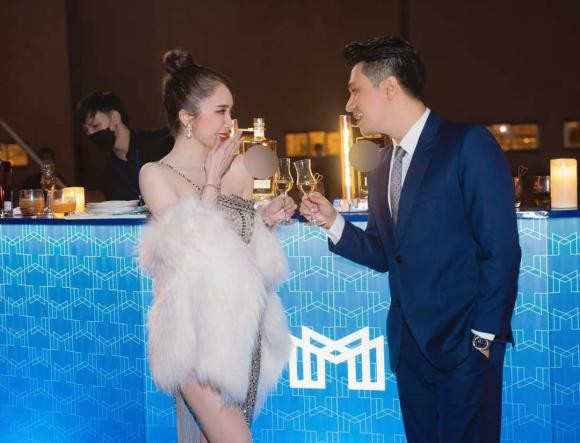 Đáng chú ý, trong những khung ảnh chung, dễ nhận thấy cặp "nam thanh nữ tú" này vô cùng xứng đôi vừa lứa với nhau. Còn trong khoảnh khắc bị chụp lén, cả 2 lại tình tứ trông chả khác nào vợ chồng son.