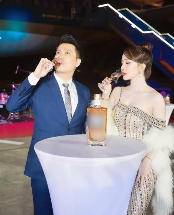 br/> Vào năm 2019, sau khi có cơ duyên góp mặt trong bộ phim Sinh tử, Quỳnh Nga và Việt Anh đã nhận được sự quan tâm từ đông đảo dư luận khi vào vai vô cùng nhập tâm, đặc biệt trong các cảnh yêu đương. Vì vậy, những tin đồn tình cảm của cặp đôi ngày càng nhiều và trở thành chủ đề được phần lớn khán giả quan tâm. Không những vậy, cặp đôi còn chăm chỉ thả thính nhau trên mạng xã hội nhưng Quỳnh Nga và Việt Anh vẫn ẩn ý phản bác mọi tin đồn yêu đương.