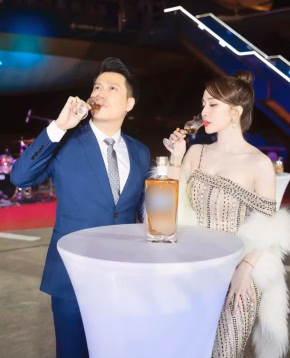 br/> Vào năm 2019, sau khi có cơ duyên góp mặt trong bộ phim Sinh tử, Quỳnh Nga và Việt Anh đã nhận được sự quan tâm từ đông đảo dư luận khi vào vai vô cùng nhập tâm, đặc biệt trong các cảnh yêu đương. Vì vậy, những tin đồn tình cảm của cặp đôi ngày càng nhiều và trở thành chủ đề được phần lớn khán giả quan tâm. Không những vậy, cặp đôi còn chăm chỉ thả thính nhau trên mạng xã hội nhưng Quỳnh Nga và Việt Anh vẫn ẩn ý phản bác mọi tin đồn yêu đương.