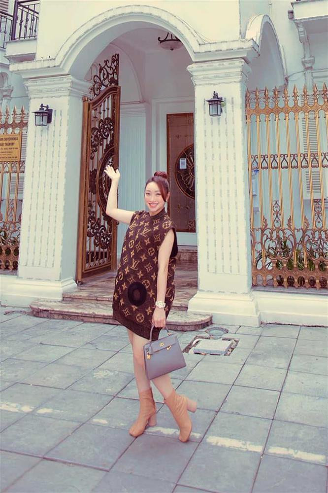 Diện chiếc váy len dáng suông của Louis Vuitton mix cùng đôi cao gót thiết kế ấn tượng, vợ Chi Bảo ghi điểm nhờ thần sắc tươi tắn.