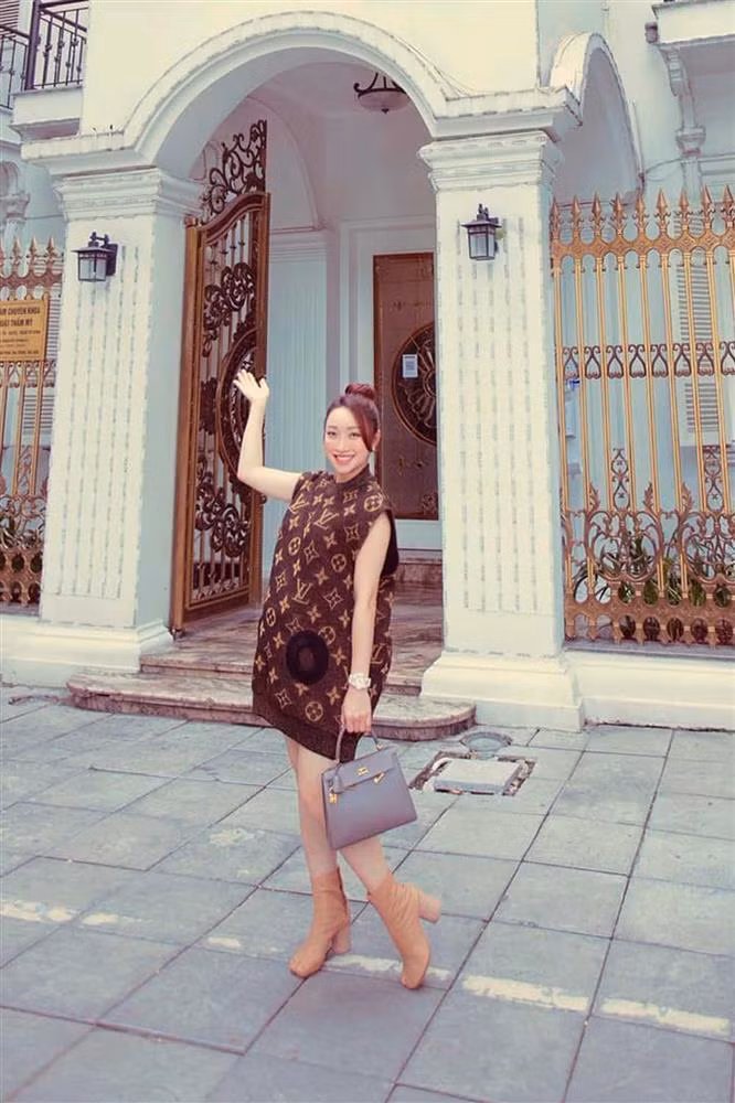 Diện chiếc váy len dáng suông của Louis Vuitton mix cùng đôi cao gót thiết kế ấn tượng, vợ Chi Bảo ghi điểm nhờ thần sắc tươi tắn.