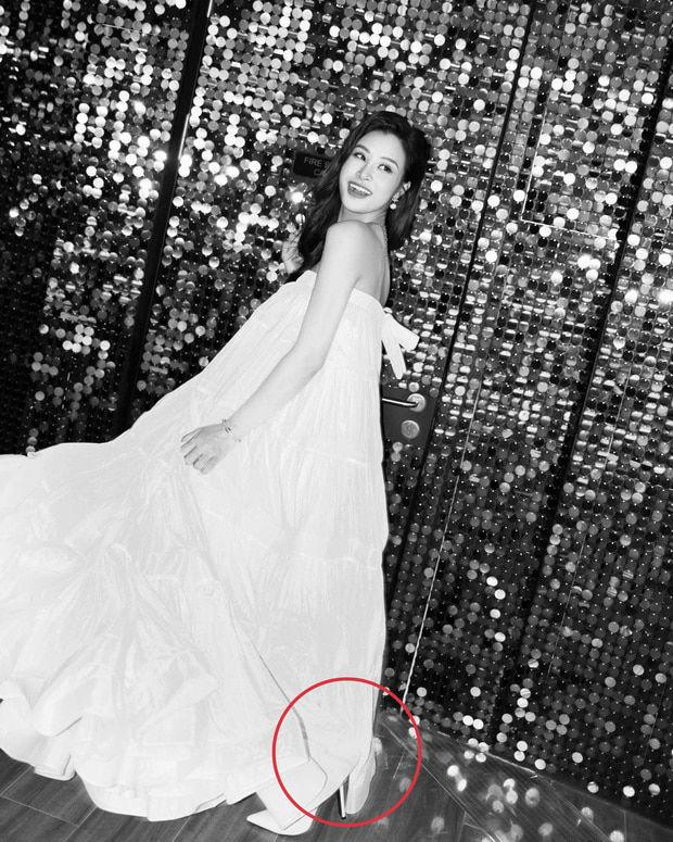 Giống với các người đẹp trên, Hồ Ngọc Hà cũng không ngại mang giày cao gót chênh vênh khi mang thai cặp song sinh Lisa - Leon.