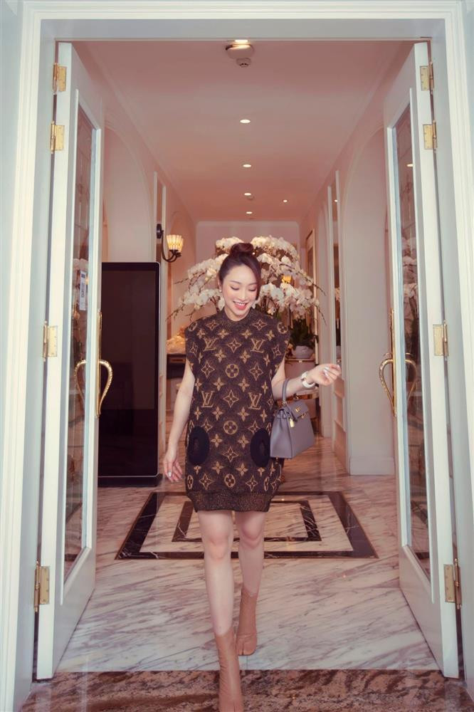 Dường như cũng biết nguy cơ tiềm ẩn từ việc mang giày cao khi mang thai, nhưng vì tính chất công việc hoặc muốn chăm chút ngoại hình nên người đẹp vẫn thoải mái trưng diện item này, ngay cả khi bụng bầu đã ở tháng thứ 8.