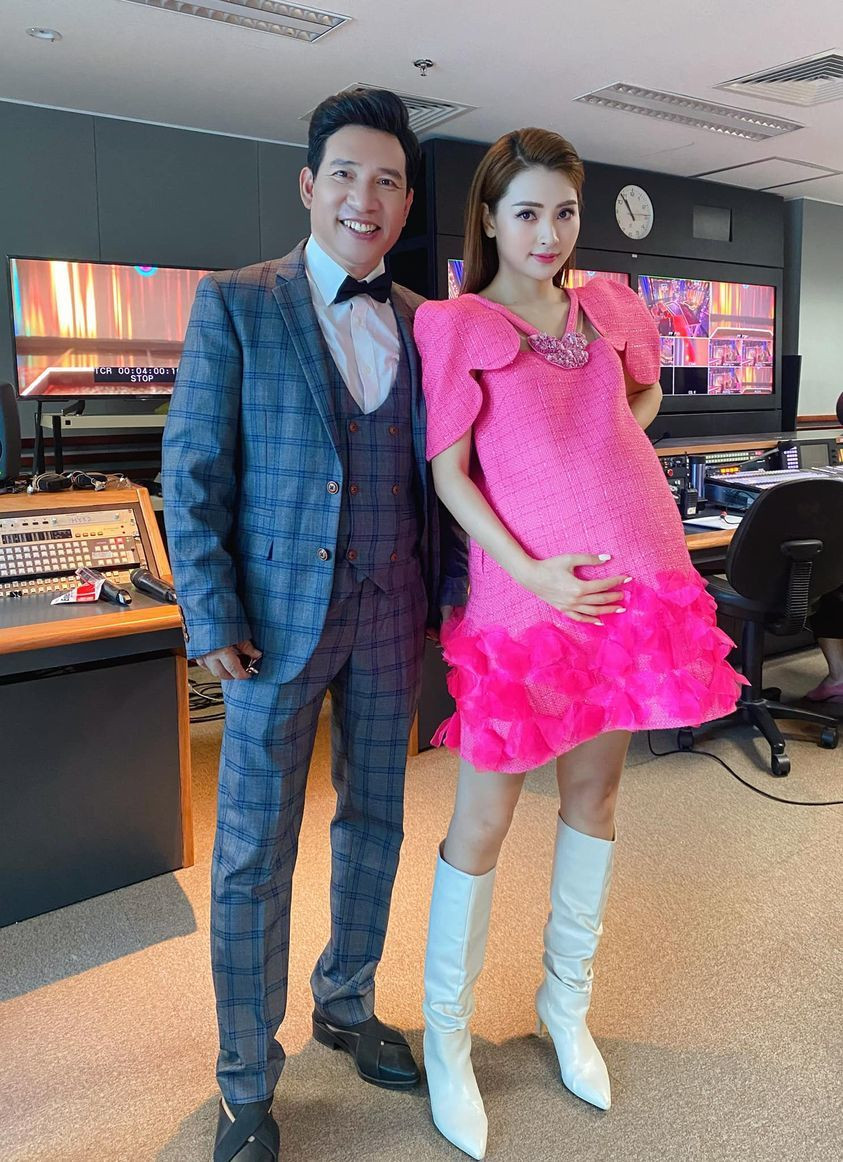 MC Mù Tạt Huyền Trang ôm bụng bầu đứng cạnh nghệ sĩ hài Quang Thắng.