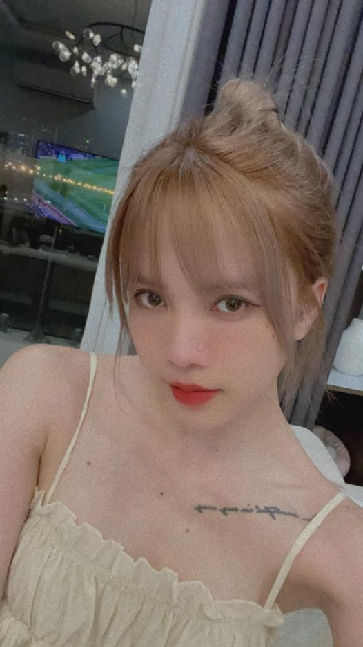 Thiều Bảo Trâm khoe tóc mới sau khi được ra đường.