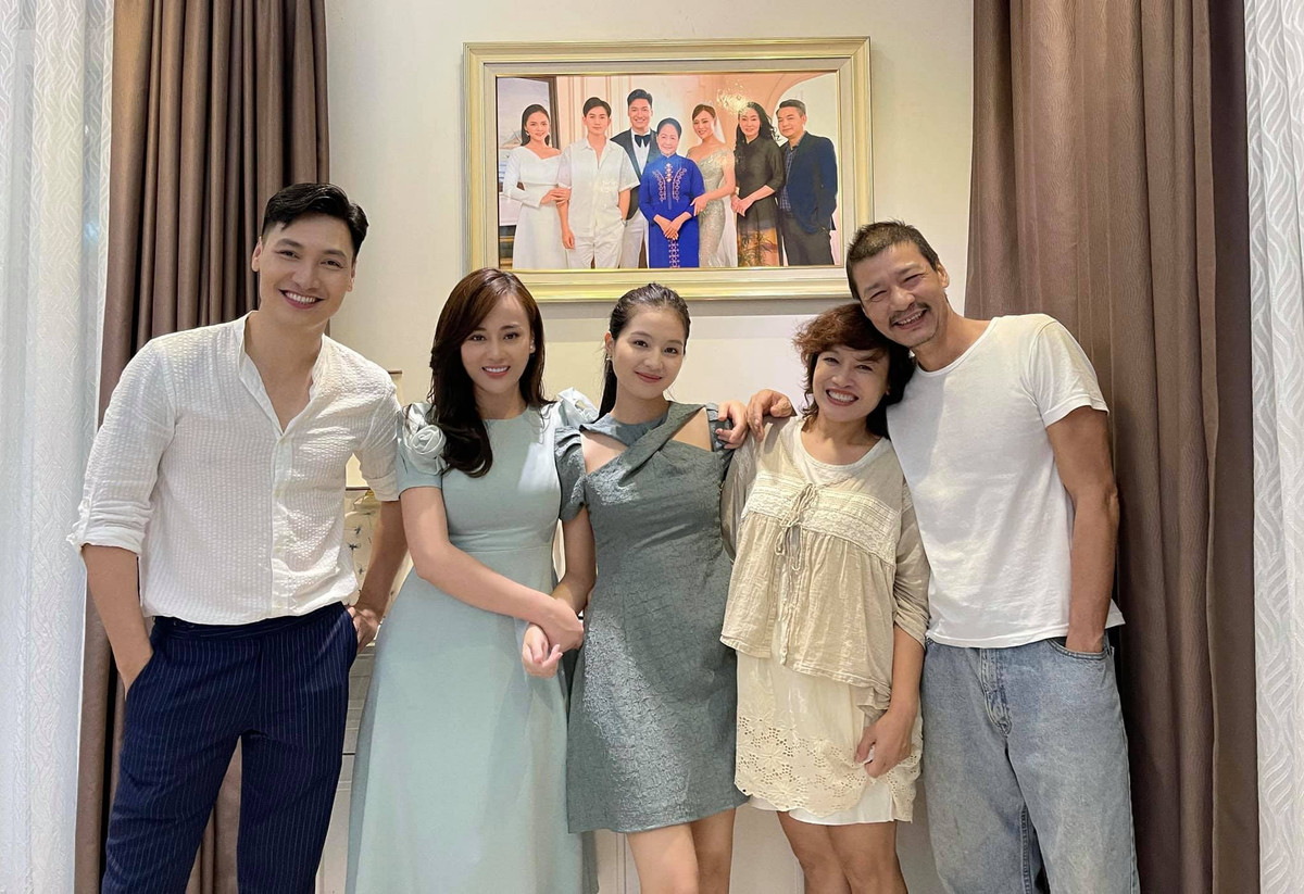 Diễn viên Đỗ Phương Oanh chia sẻ ảnh hậu trường vui vẻ phim "Hương vị tình thân".