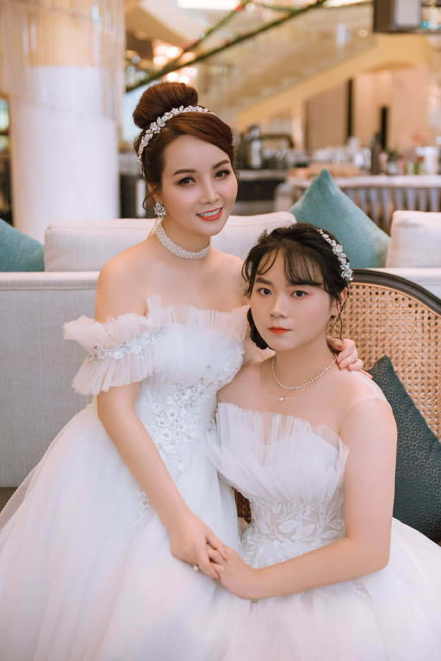 Nữ diễn viên Mai Thu Huyền chia sẻ hình ảnh tình cảm của hai mẹ con để đánh dấu ngày con gái lên đường đi du học.