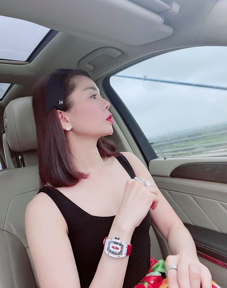 Ca sĩ Lệ Quyên đăng ảnh tâm trạng khi Hà Nội vào thu.