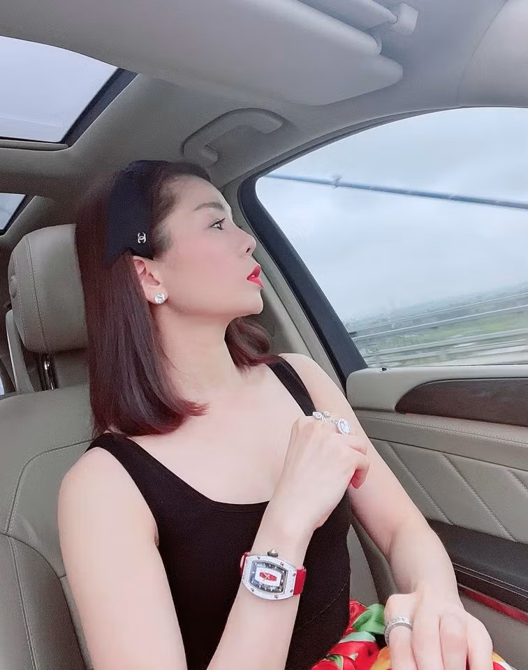 Ca sĩ Lệ Quyên đăng ảnh tâm trạng khi Hà Nội vào thu.