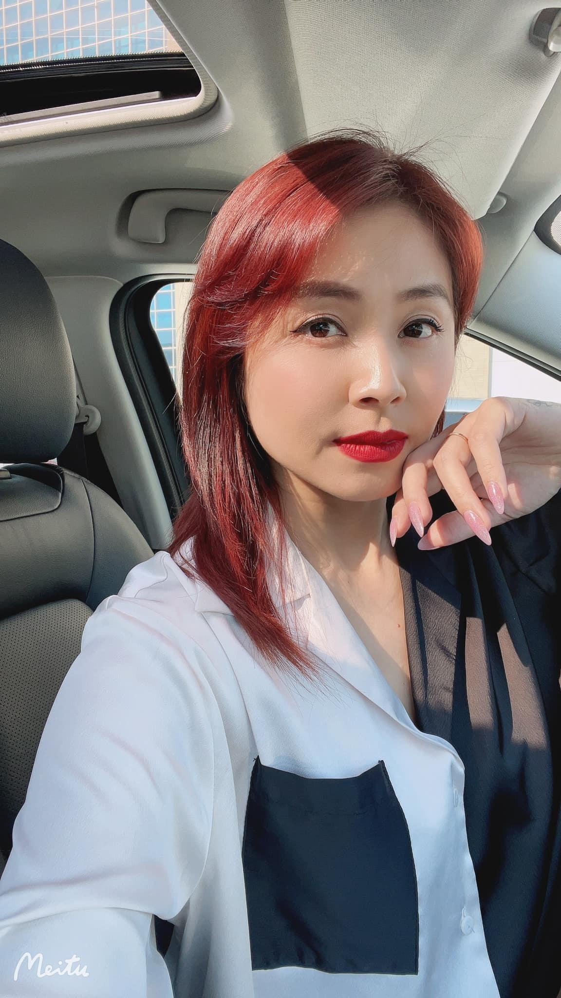 BTV Hoàng Linh cá tính với mái tóc đỏ.