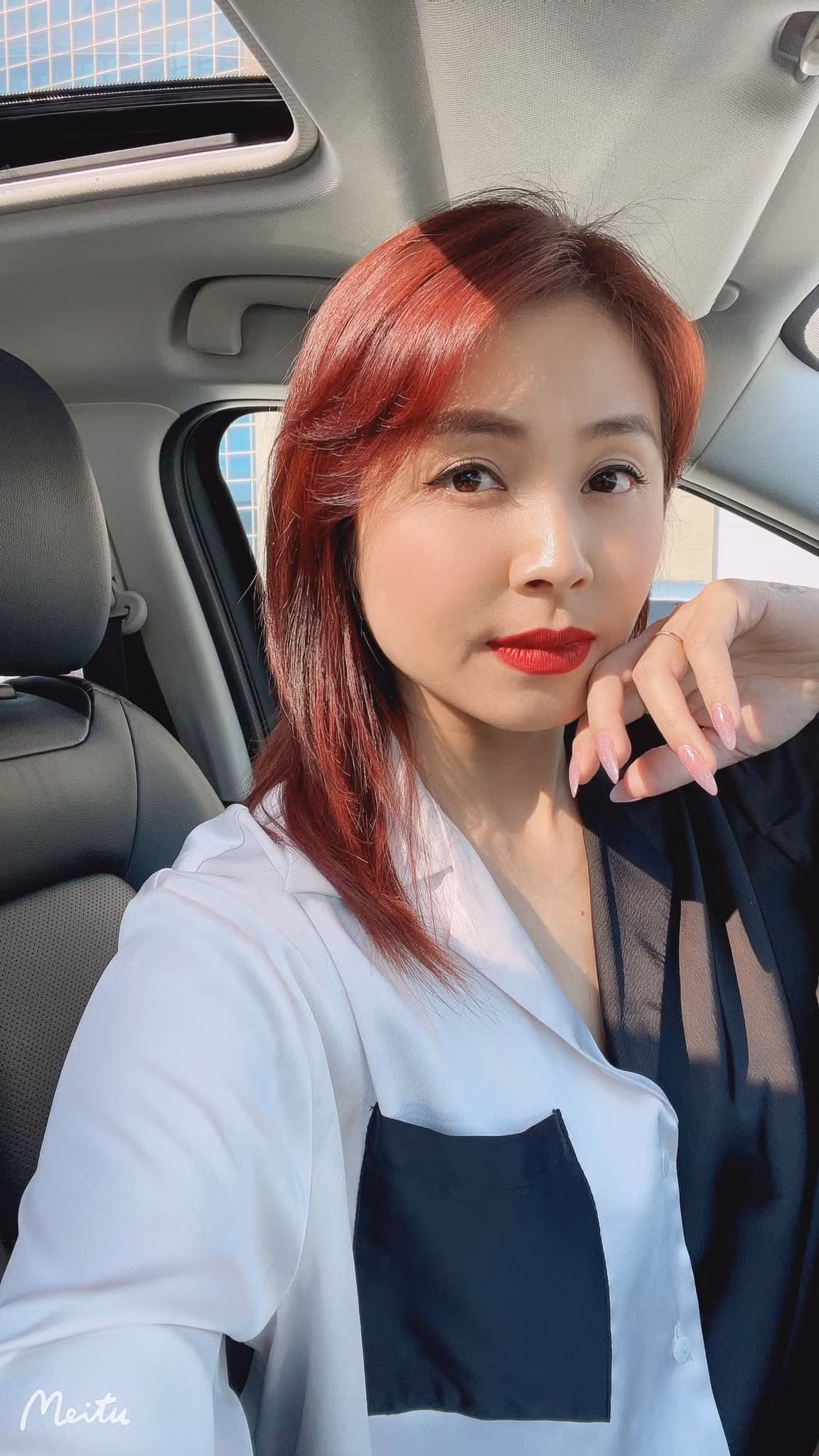 BTV Hoàng Linh cá tính với mái tóc đỏ.