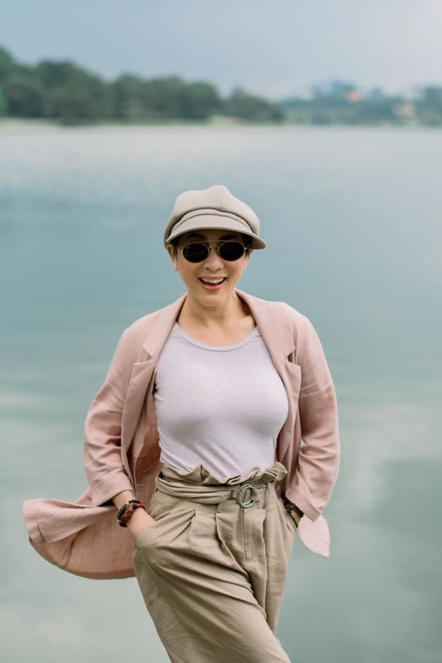  Trong một bài đăng gần đây trên trang cá nhân, MC Kỳ Duyên đã bày tỏ quan điểm sống ý nghĩa: "Thời gian là liều thuốc kỳ diệu nhất cho mọi vết thương lòng. Quan trọng là tôi không tuyệt vọng. Tôi vẫn đi từng bước chậm rãi đến vùng ánh sáng trước mặt. Tôi không đặt cho mình những kỳ vọng xa hoa, tiền tài, danh vọng… Tôi đã đối diện với quá nhiều mất mát để hiểu rằng cuộc đời rất ngắn ngủi và phù du. Và vì vậy tôi sẽ không thờ ơ với cuộc đời, tôi sẽ trân trọng từng giây phút hiếm quý. Tôi không muốn một ngày nào đó đối diện với cái chết mới chợt khám phá rằng mình chưa hề sống…".