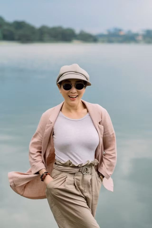  Trong một bài đăng gần đây trên trang cá nhân, MC Kỳ Duyên đã bày tỏ quan điểm sống ý nghĩa: "Thời gian là liều thuốc kỳ diệu nhất cho mọi vết thương lòng. Quan trọng là tôi không tuyệt vọng. Tôi vẫn đi từng bước chậm rãi đến vùng ánh sáng trước mặt. Tôi không đặt cho mình những kỳ vọng xa hoa, tiền tài, danh vọng… Tôi đã đối diện với quá nhiều mất mát để hiểu rằng cuộc đời rất ngắn ngủi và phù du. Và vì vậy tôi sẽ không thờ ơ với cuộc đời, tôi sẽ trân trọng từng giây phút hiếm quý. Tôi không muốn một ngày nào đó đối diện với cái chết mới chợt khám phá rằng mình chưa hề sống…".