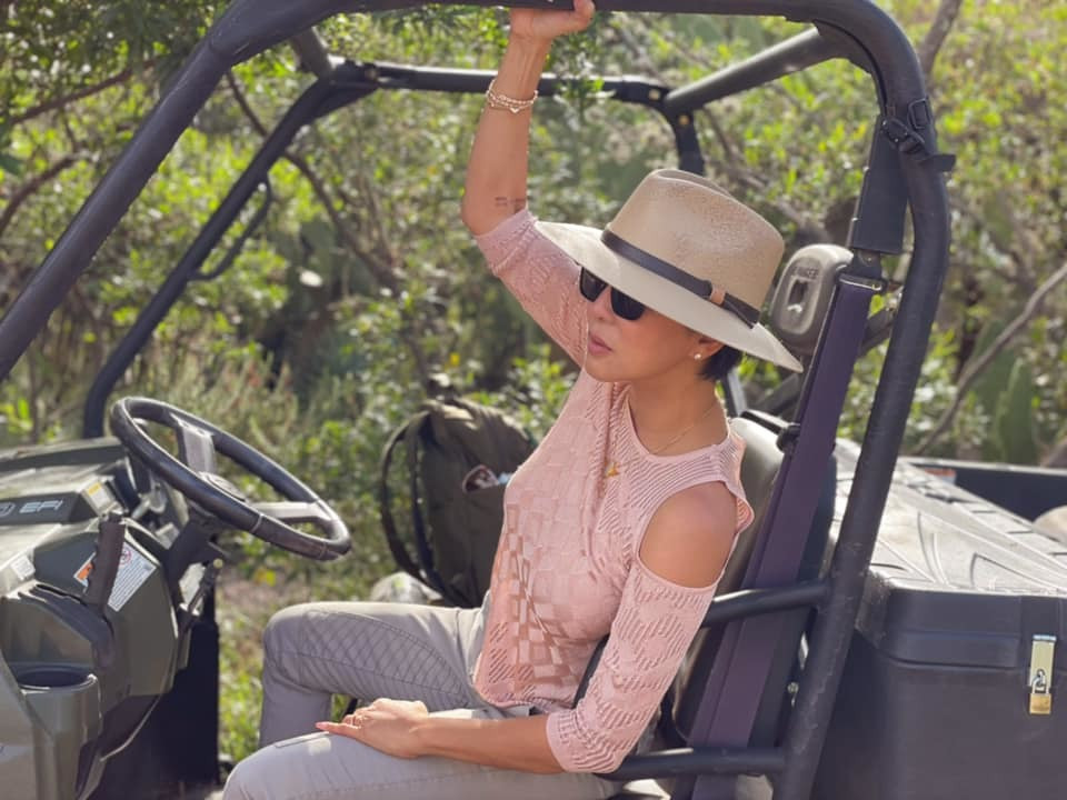 Cô cũng tập thể dục đều đặn ba buổi trong tuần, mỗi buổi khoảng 1-2 tiếng đồng hồ để cải thiện vóc dáng.