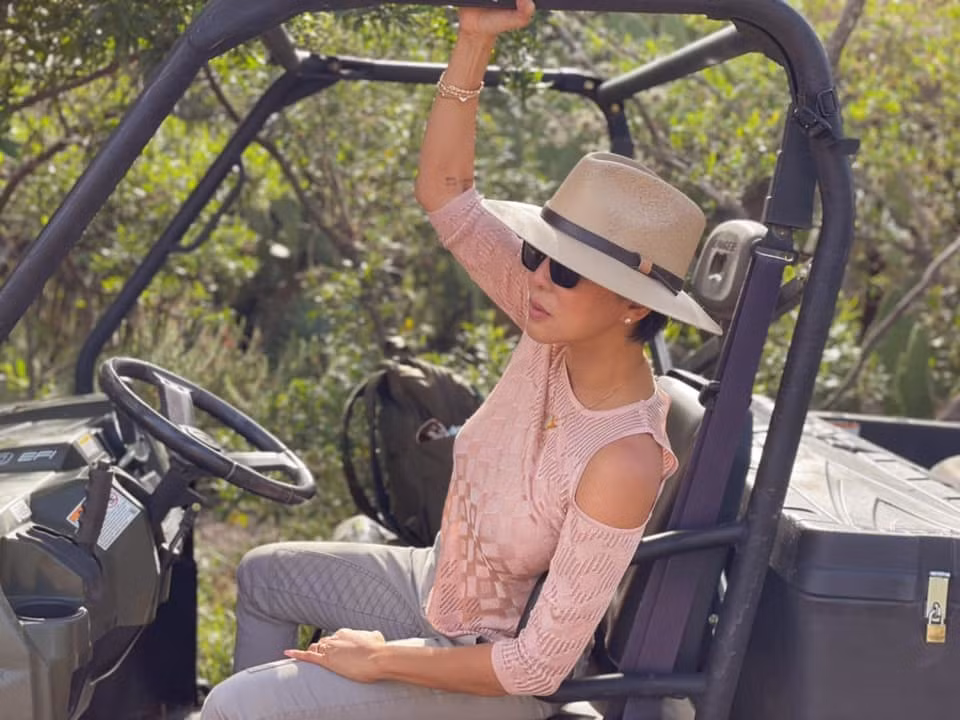 Cô cũng tập thể dục đều đặn ba buổi trong tuần, mỗi buổi khoảng 1-2 tiếng đồng hồ để cải thiện vóc dáng.